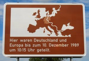 The line shows the former Iron Curtain. Text reads: "This is how Germany and Europe have been divided until December 10, 1989 at 10:15 am."