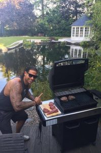 Original caption by Wiese: "That's how you start the day: 1 kg bizon meat for breakfast" Photo: Tim Wiese / Facebook
